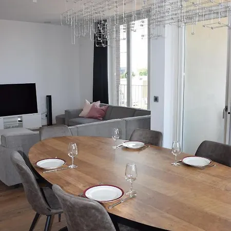 Large Penthouse - Private Parking - In A Beautiful Domain Apartmán *