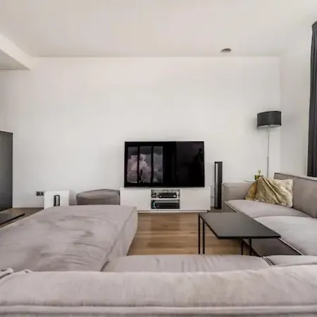 Apartmán Large Penthouse - Private Parking - In A Beautiful Domain *