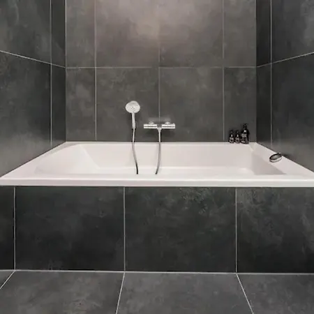 Large Penthouse - Private Parking - In A Beautiful Domain