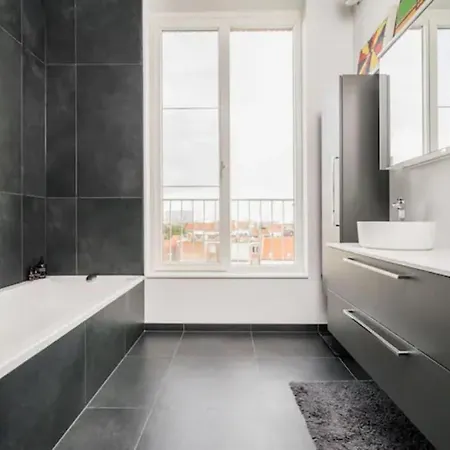 Large Penthouse - Private Parking - In A Beautiful Domain Apartmán *